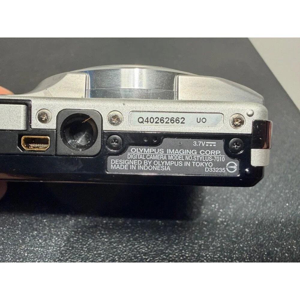 Olympus Stylus 7010 12.0MP Digital Camera Silver Point Shoot w/Batt & charger